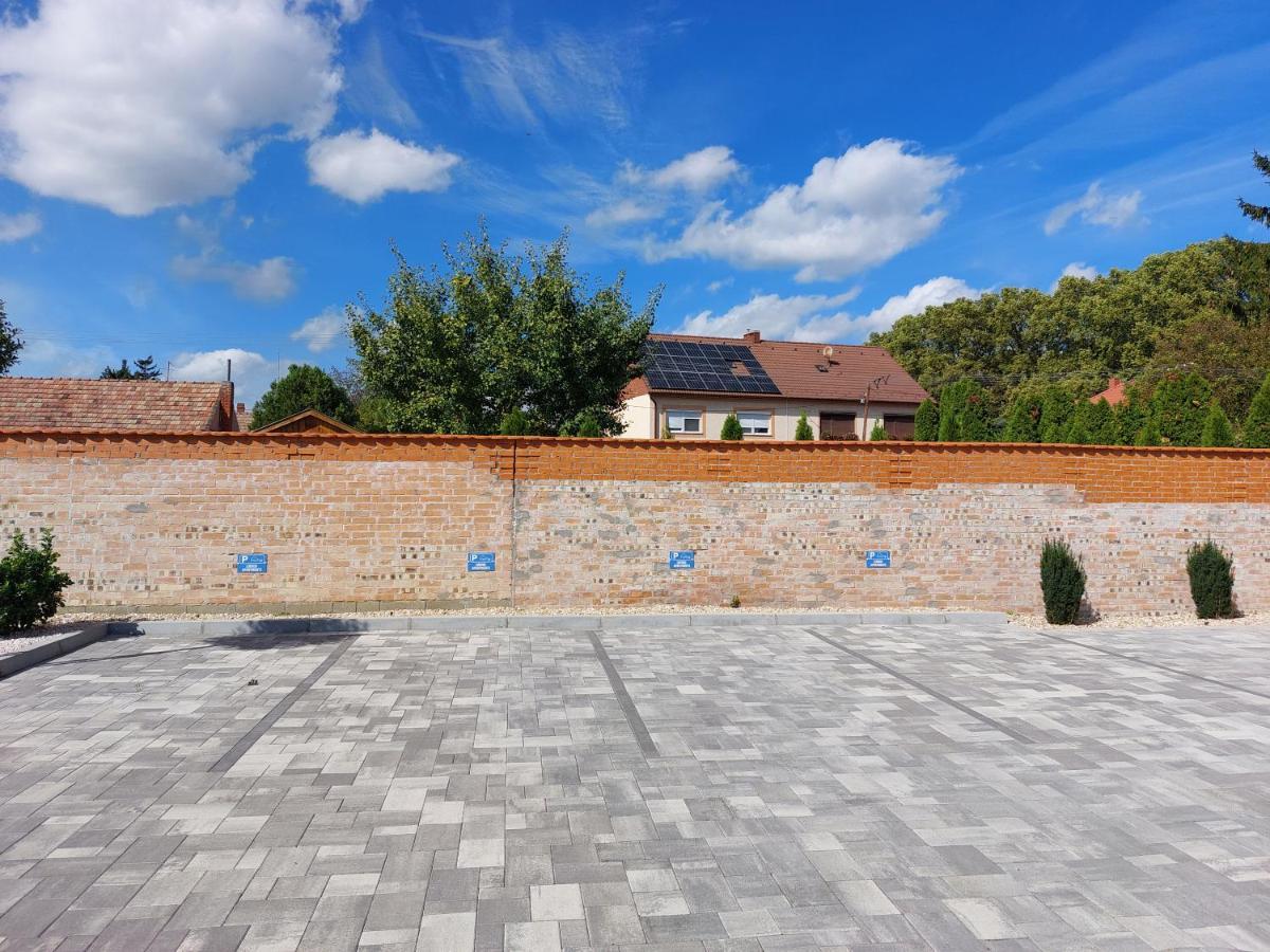 Linden Apartman 001 - Adults Only Mosonmagyaróvár Eksteriør billede